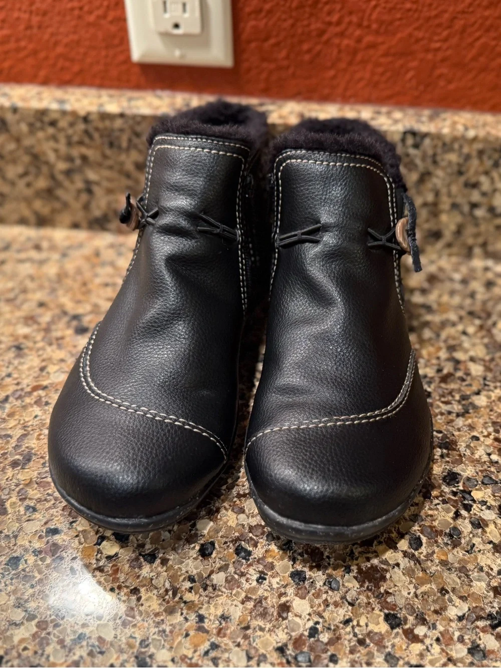 Clarks Black Faux Fur Lined Ankle Boots Womens Size 7.5